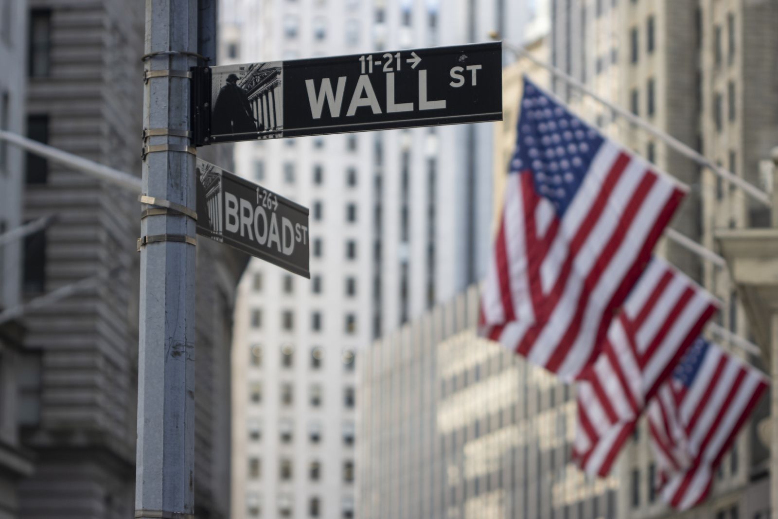 Stocks Finish Mostly Lower as Bond Yields Soar