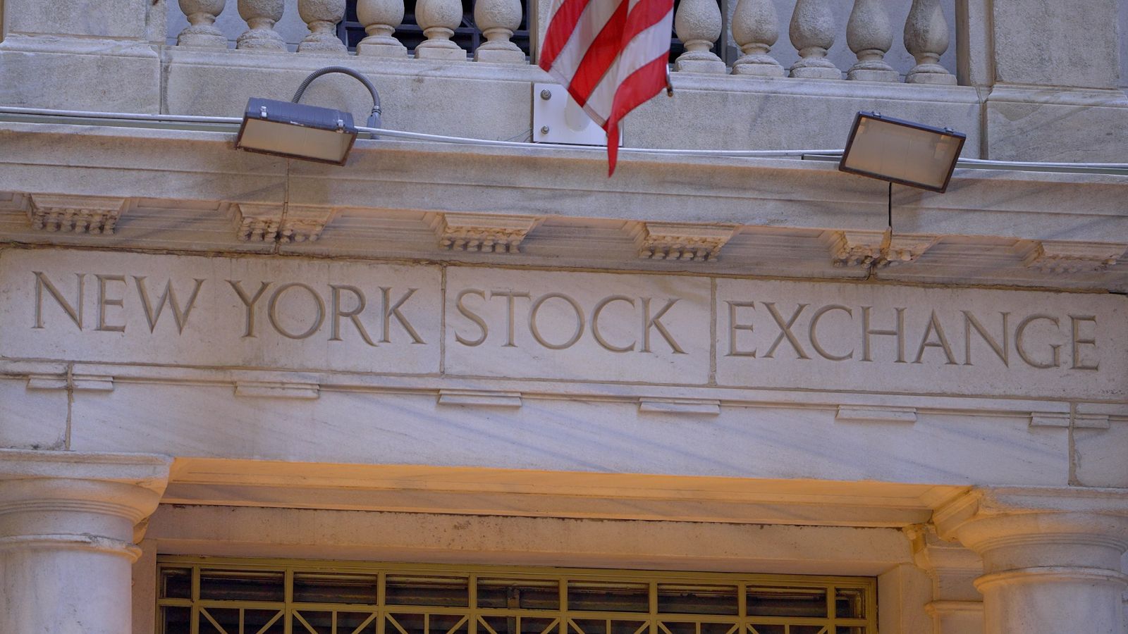 Stocks Finish Mostly Lower as Rising Crude Boosts Bond Yields